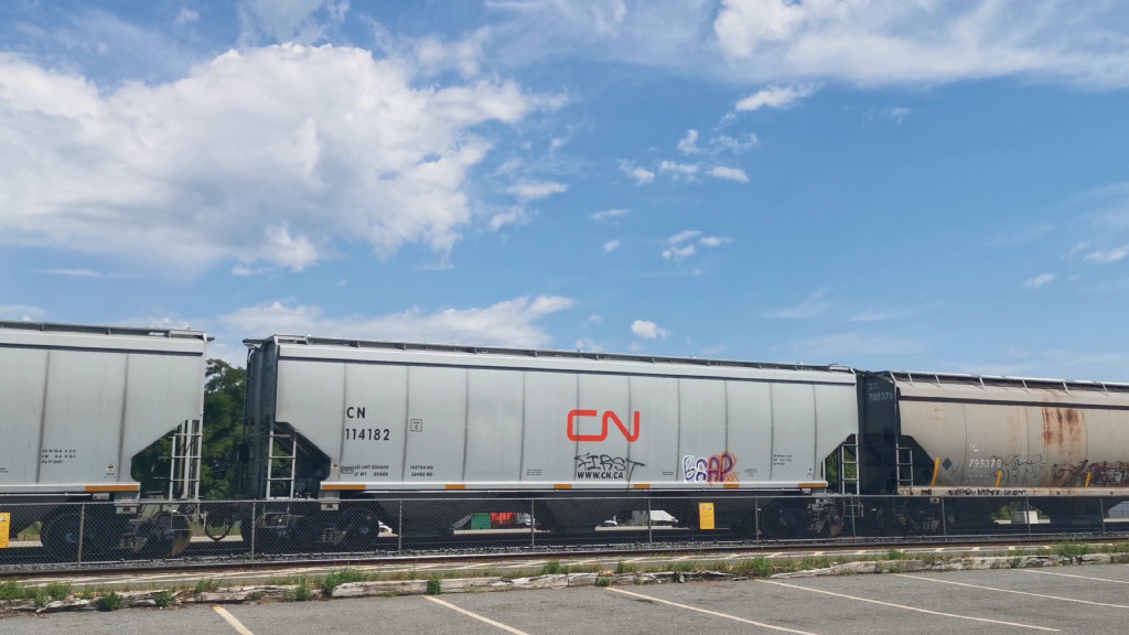 CN 114182